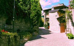 Charmante Dorfgasse mit mediterranem Flair - Ihr Tor zu idyllischem Wohnen zwischen Grün und Naturstein Charmante Dorfgasse mit mediterranem Flair - Ihr Tor zu idyllischem Wohnen zwischen Grün und Naturstein