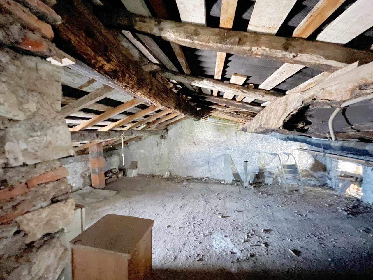 Ausbau-Potential: Charmante Dachgeschoss-Rohdiamant mit historischem Balkenwerk und Charakter! Ausbau-Potential: Charmante Dachgeschoss-Rohdiamant mit historischem Balkenwerk und Charakter!