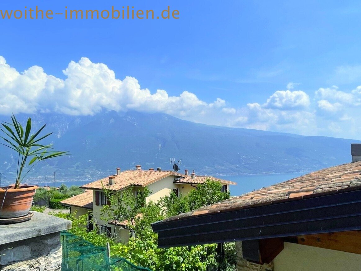 Panorama-Traumlage: Seeblick mit Bergpanorama und mediterraner Architektur Panorama-Traumlage: Seeblick mit Bergpanorama und mediterraner Architektur