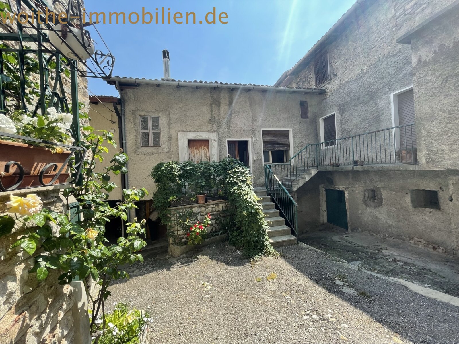 Charmantes Stadthaus mit Charakter - Mediterrane Architektur mit Natursteinmauer und Zugang über repräsentative Freitreppe Charmantes Stadthaus mit Charakter - Mediterrane Architektur mit Natursteinmauer und Zugang über repräsentative Freitreppe