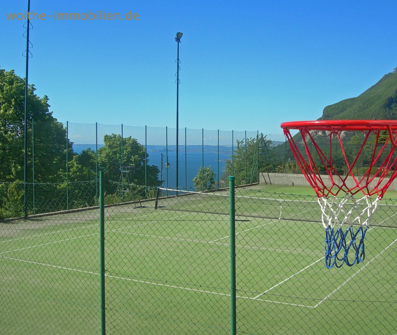 Fußballplatz und Tennis