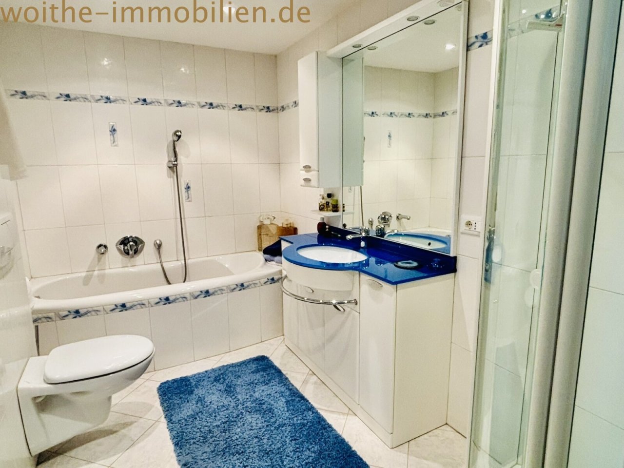 Master-Schlafzimmer mit En-Suite Badezimmer und hochwertiger Ausstattung.