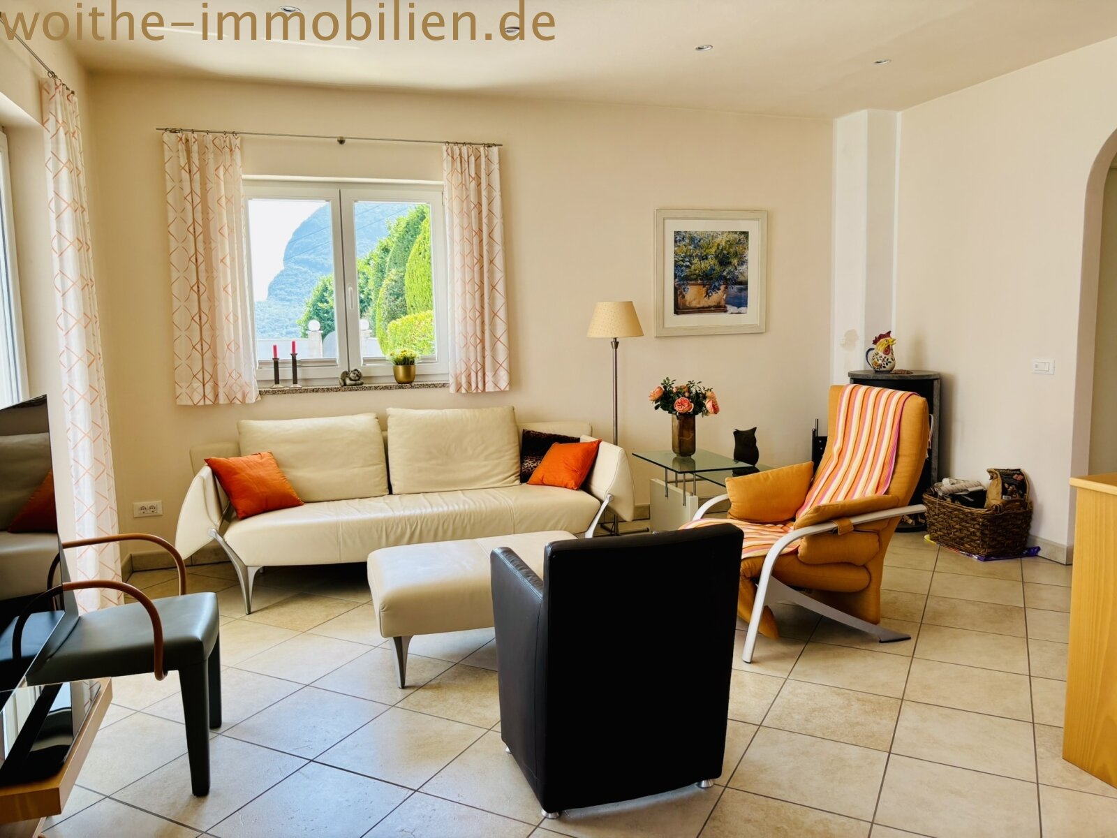 Lichtdurchfluteter Wohn- und Essbereich mit offener Einbauküche und Zugang zur Panorama-Terrasse