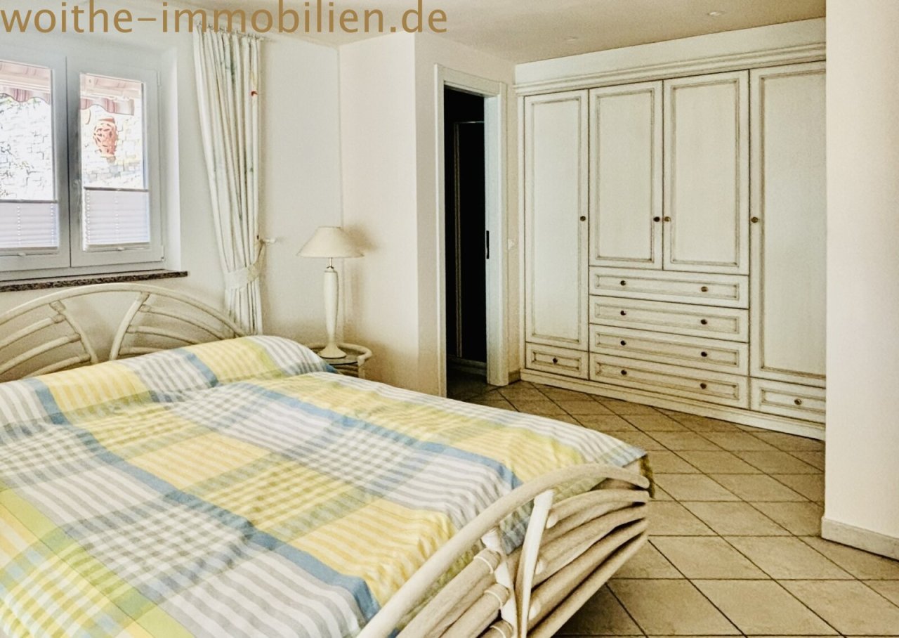 Master-Schlafzimmer mit En-Suite Badezimmer und hochwertiger Ausstattung.