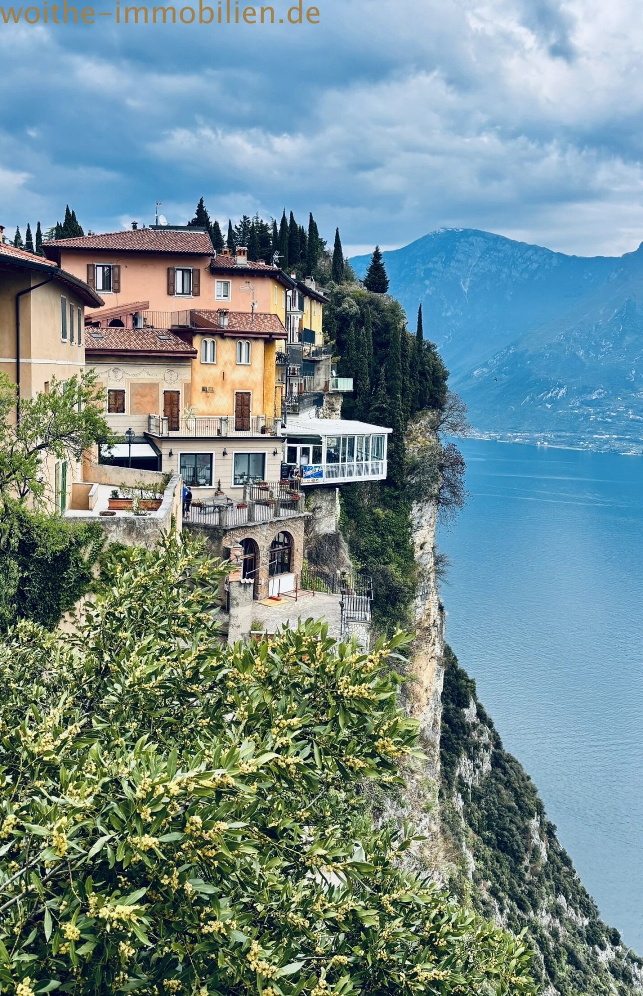 Atemberaubender Weitblick über das tiefblaue Wasser des Gardasees Richtung Malcesine