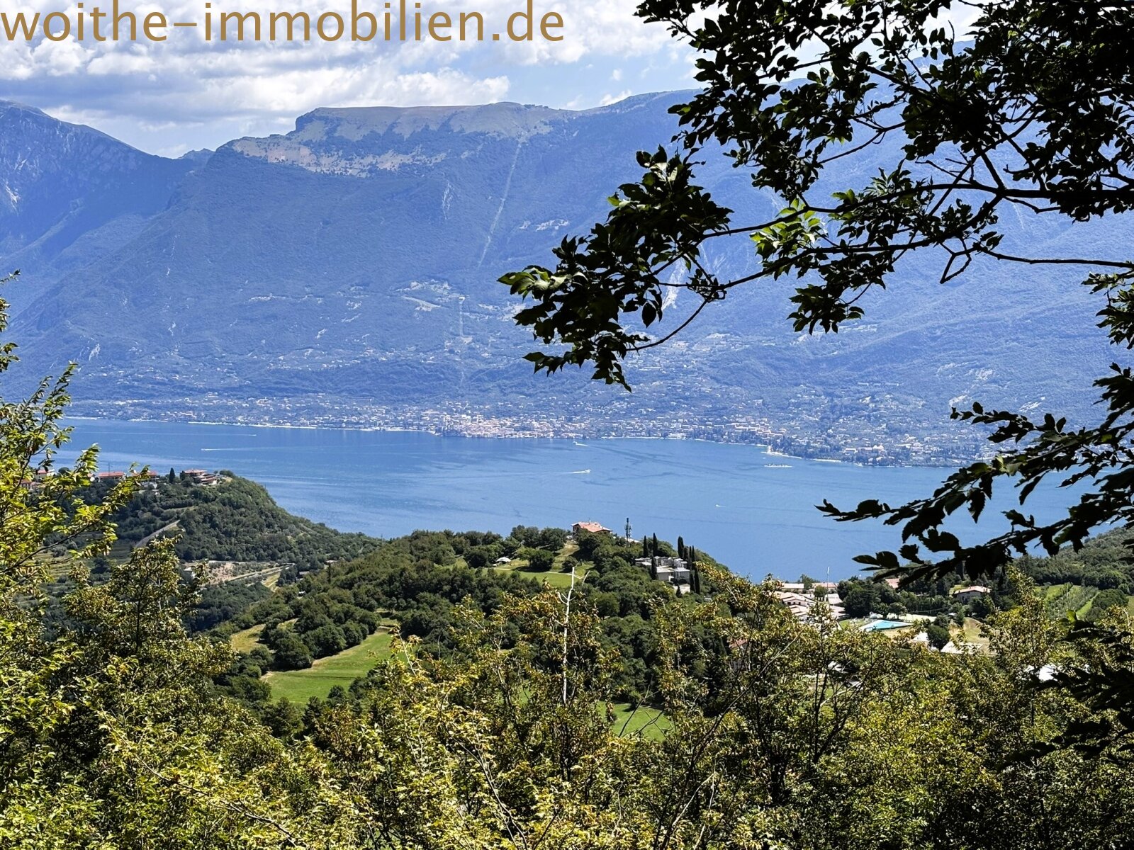 Seepanoramablick aus privilegierter Hanglage Seepanoramablick aus privilegierter Hanglage