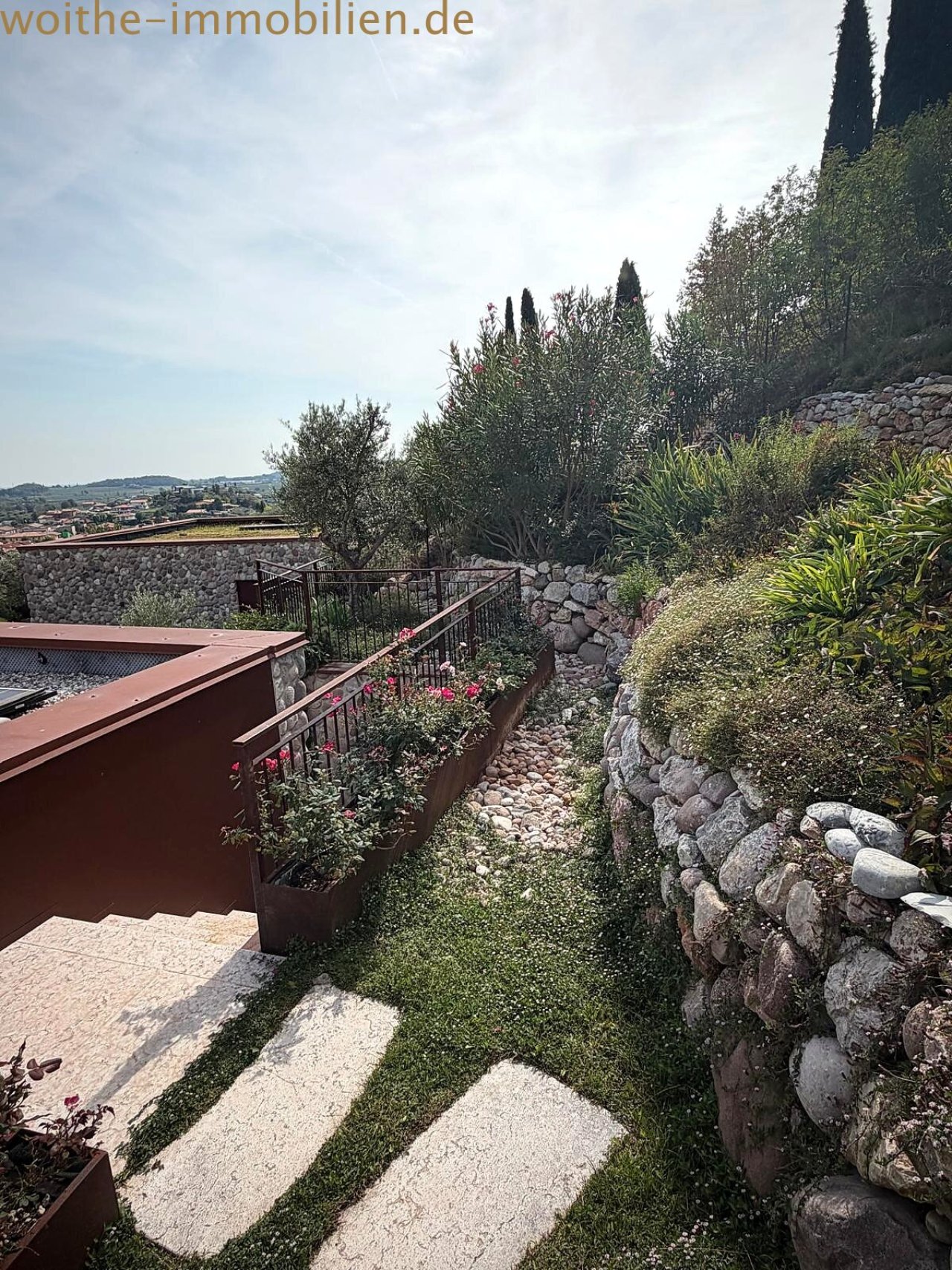 Terrassengarten mit Natursteinmauern und durchdachtem Wegeverlauf