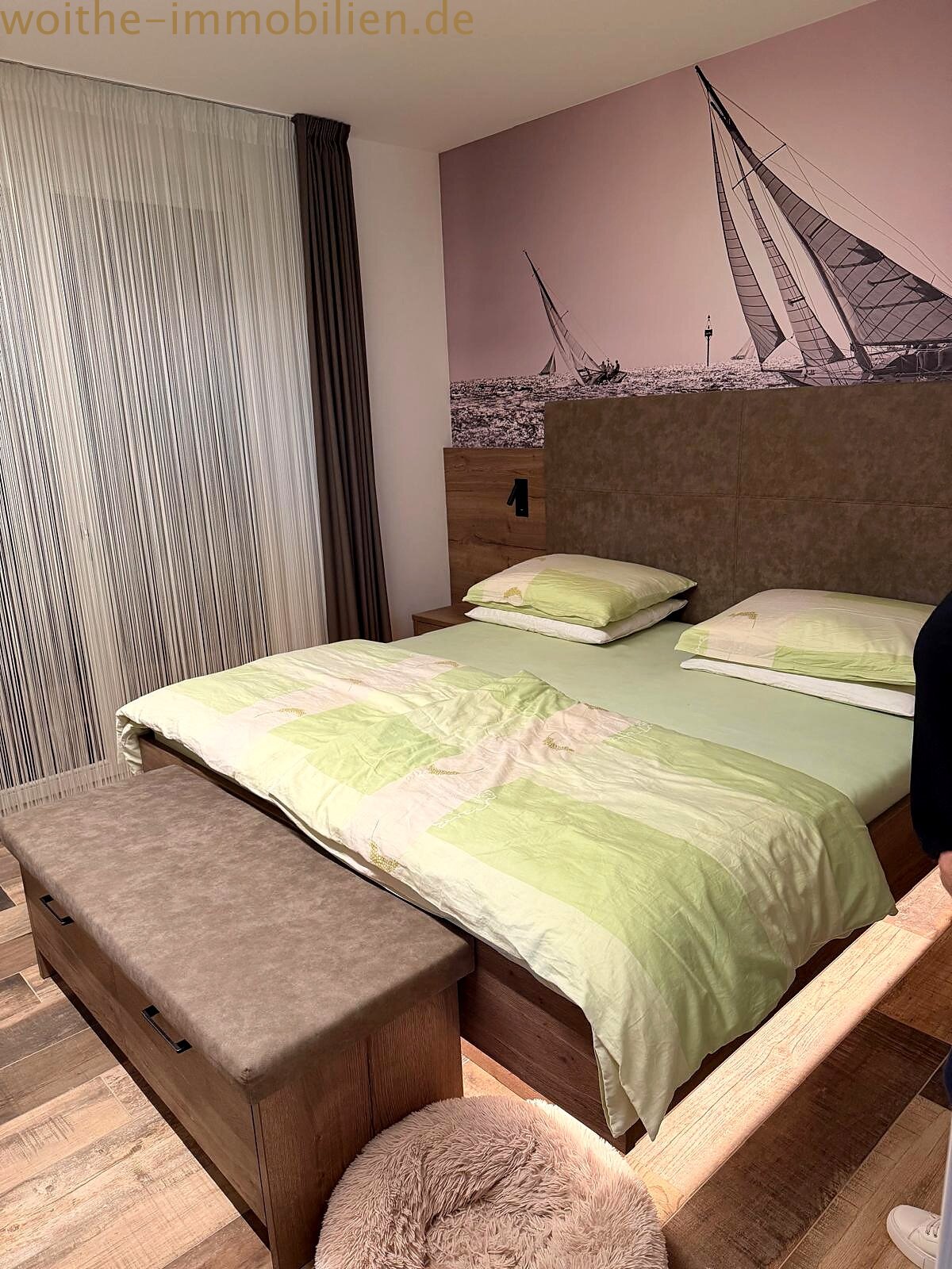 Komfortables Schlafzimmer mit bodentiefen Fenstern und hochwertiger Ausstattung