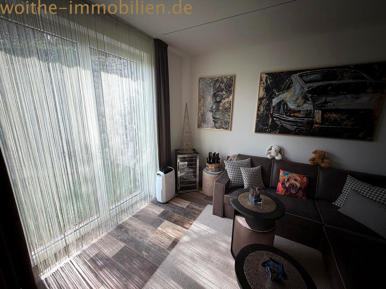 Helles Wohnzimmer mit bodentiefen Glasschiebetüren – Direkter Zugang zur Terrasse und optimale Lichtzufuhr