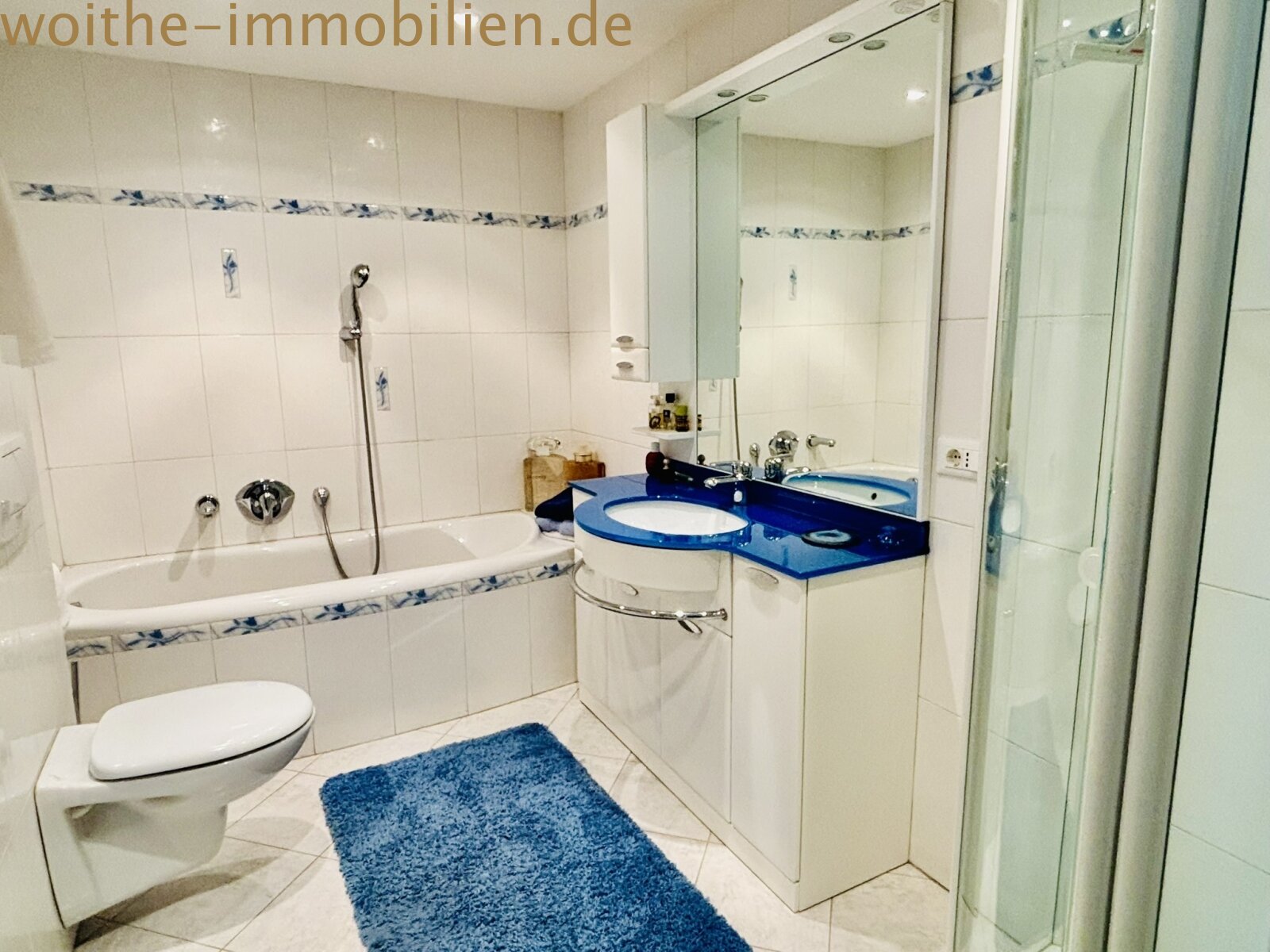 Master-Schlafzimmer mit En-Suite Badezimmer und hochwertiger Ausstattung.