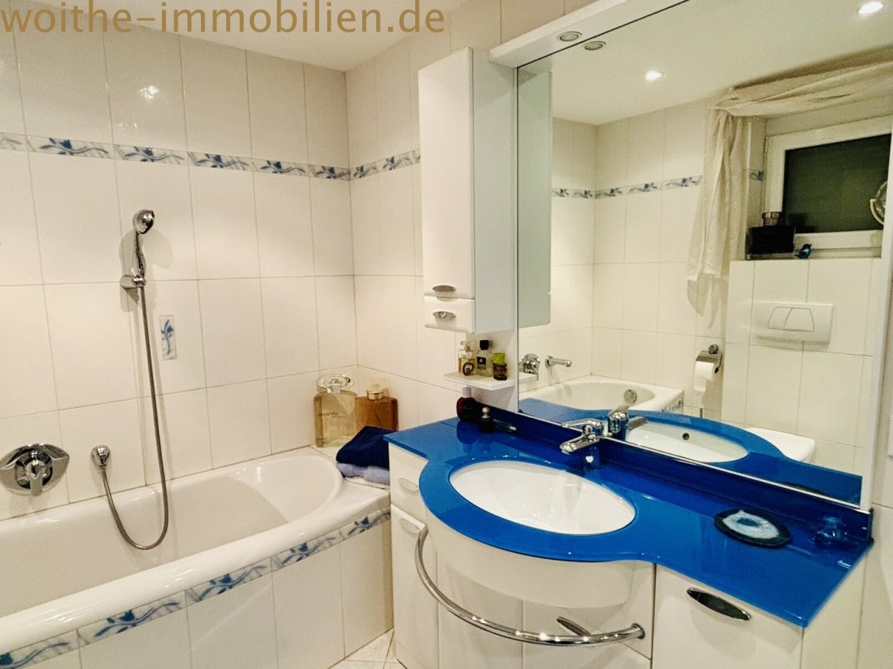 Master-Schlafzimmer mit En-Suite Badezimmer und hochwertiger Ausstattung.