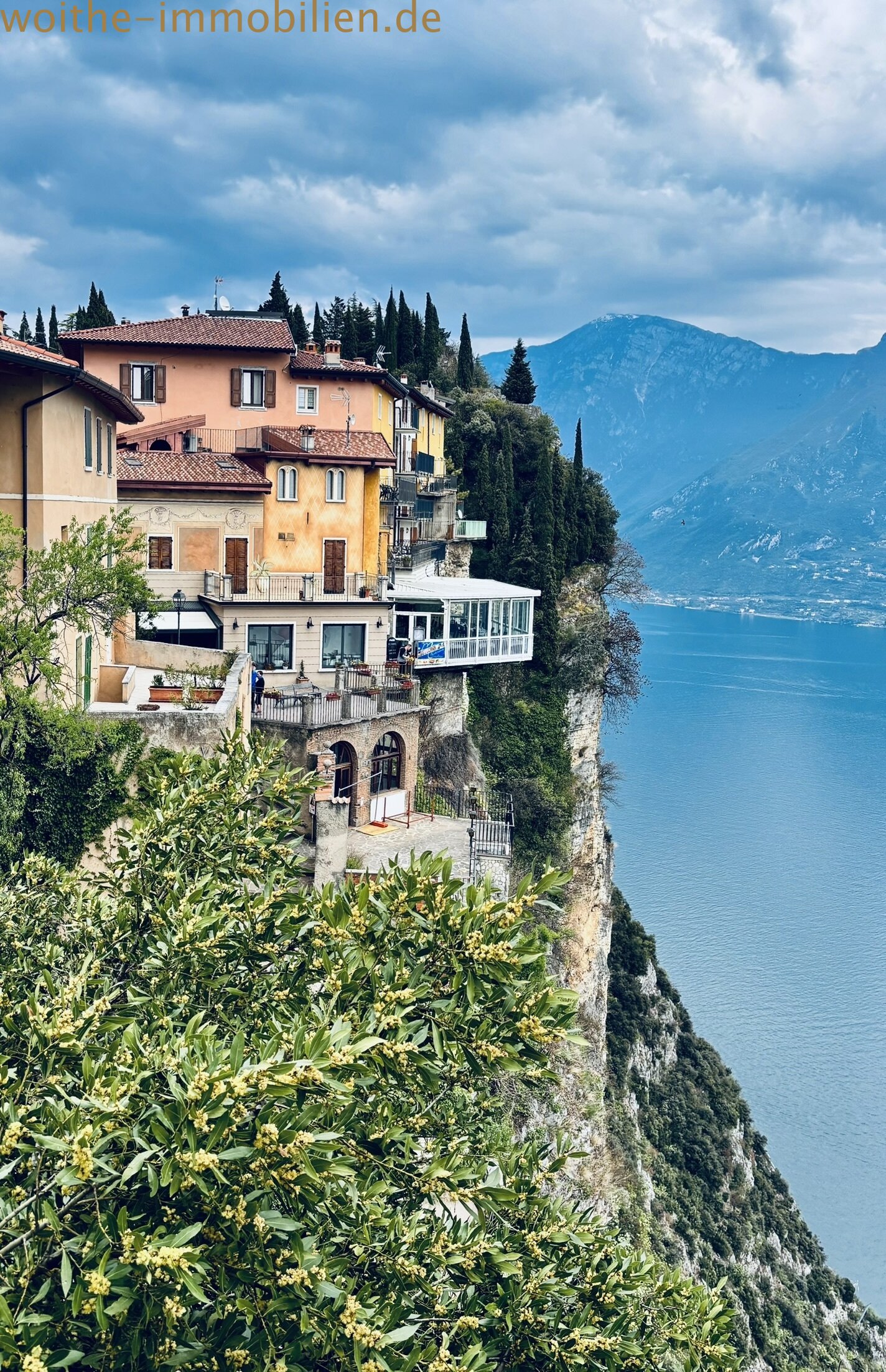 Atemberaubender Weitblick über das tiefblaue Wasser des Gardasees Richtung Malcesine
