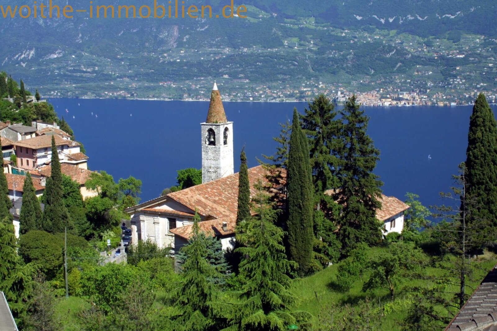 Atemberaubender Weitblick über das tiefblaue Wasser des Gardasees Richtung Malcesine