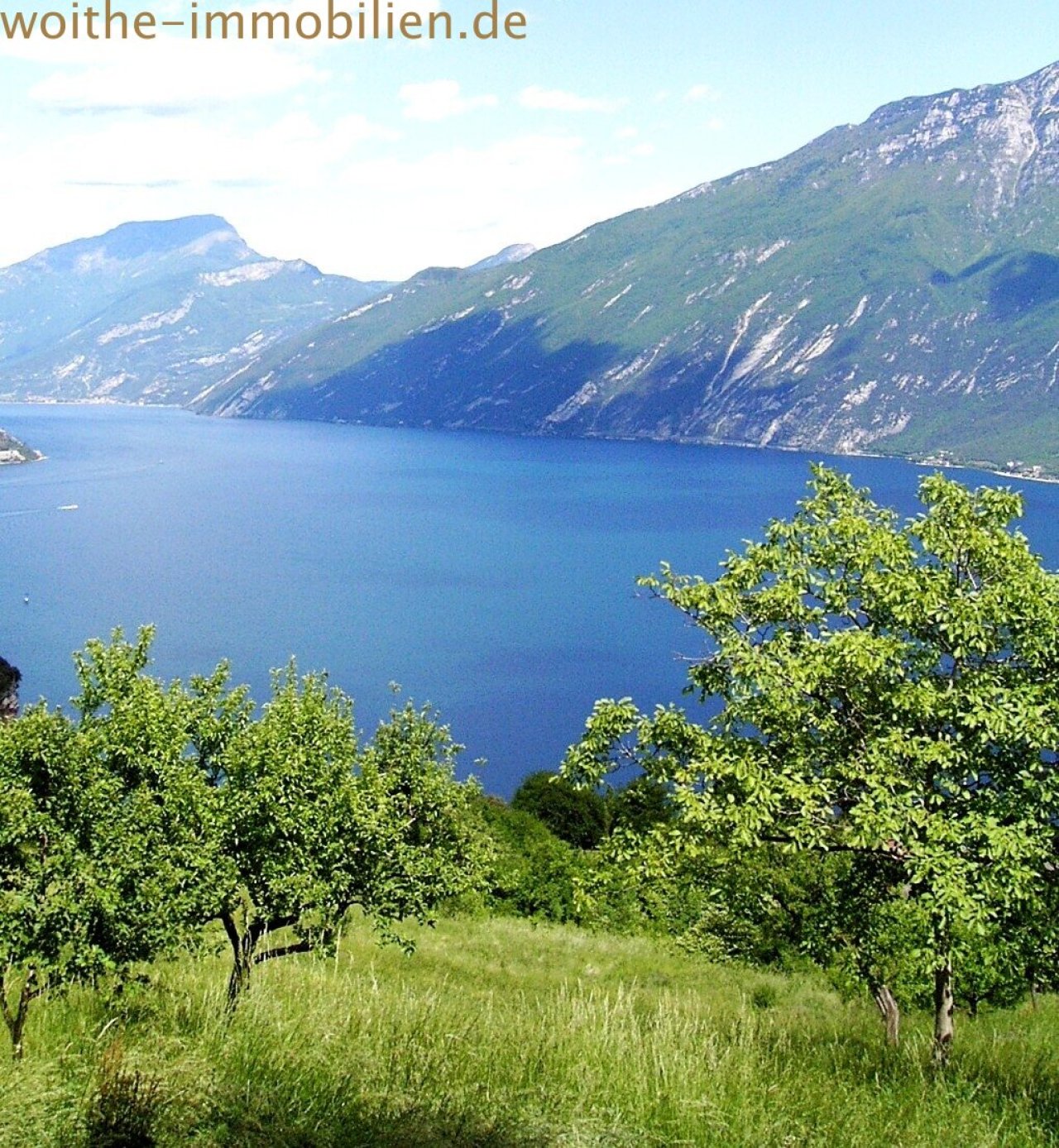 Atemberaubender Weitblick über das tiefblaue Wasser des Gardasees Richtung Malcesine