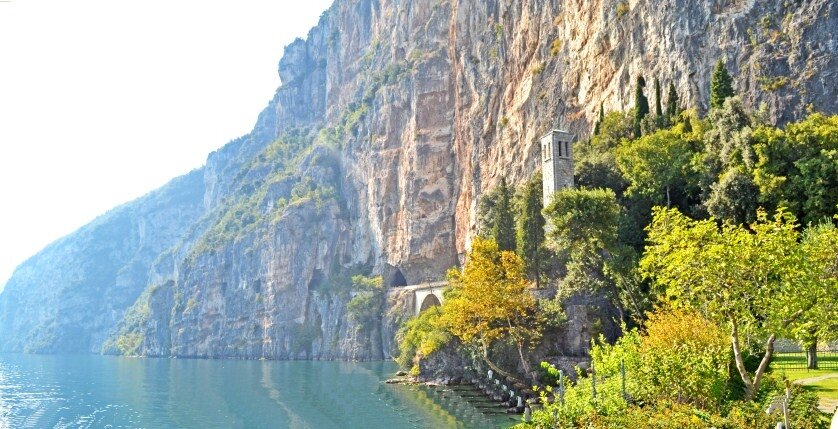 IDEAL APARTMENT ON LAKE GARDA WITH POOL, TENNIS COURT
