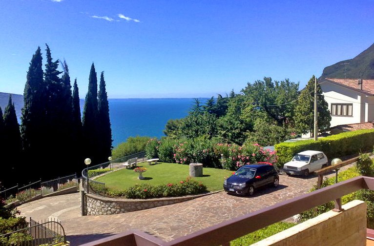 IDEAL APARTMENT ON LAKE GARDA WITH POOL, TENNIS COURT