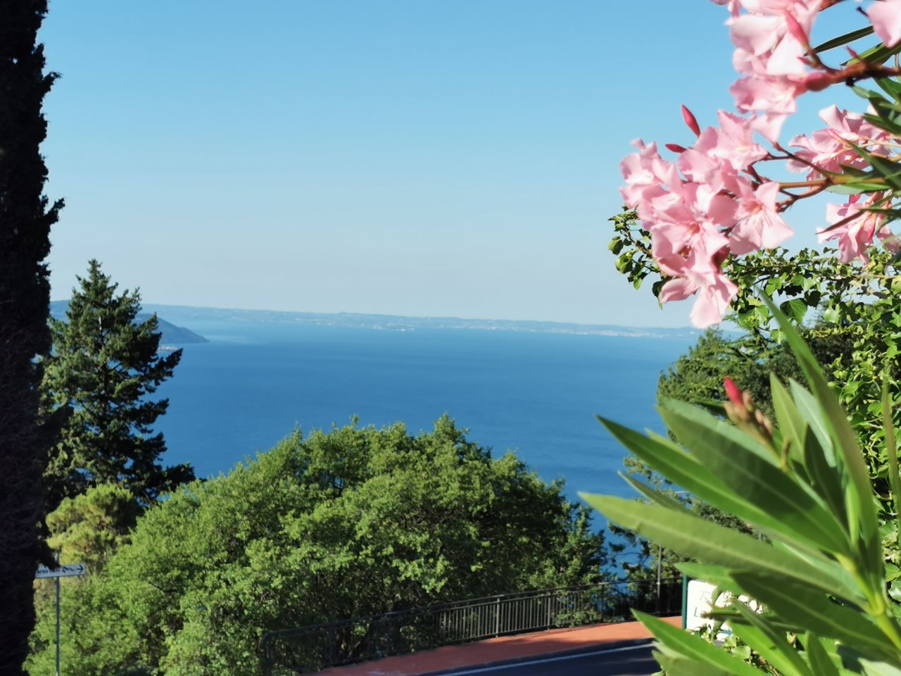 IDEAL APARTMENT ON LAKE GARDA WITH POOL, TENNIS COURT
