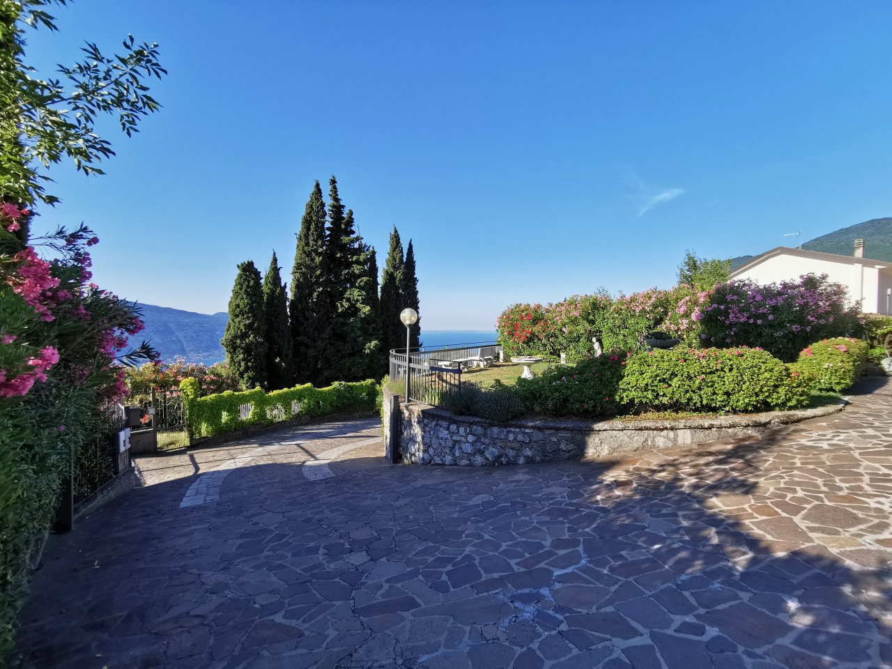 IDEAL APARTMENT ON LAKE GARDA WITH POOL, TENNIS COURT