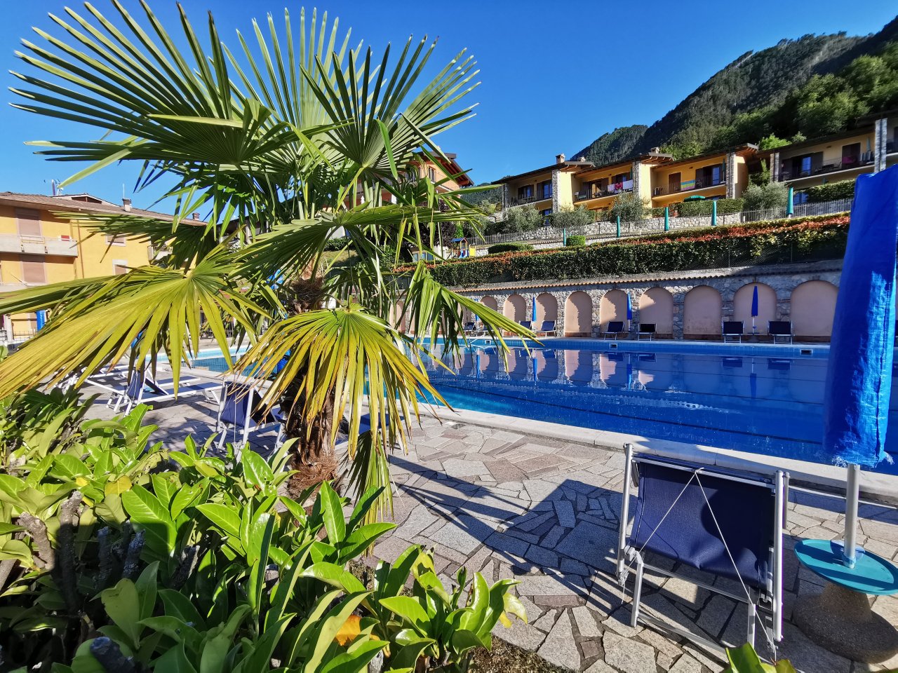 IDEAL APARTMENT ON LAKE GARDA WITH POOL, TENNIS COURT