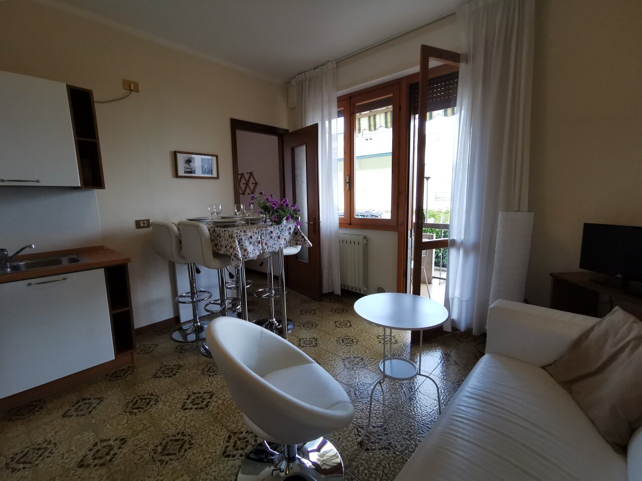 IDEAL APARTMENT ON LAKE GARDA WITH POOL, TENNIS COURT