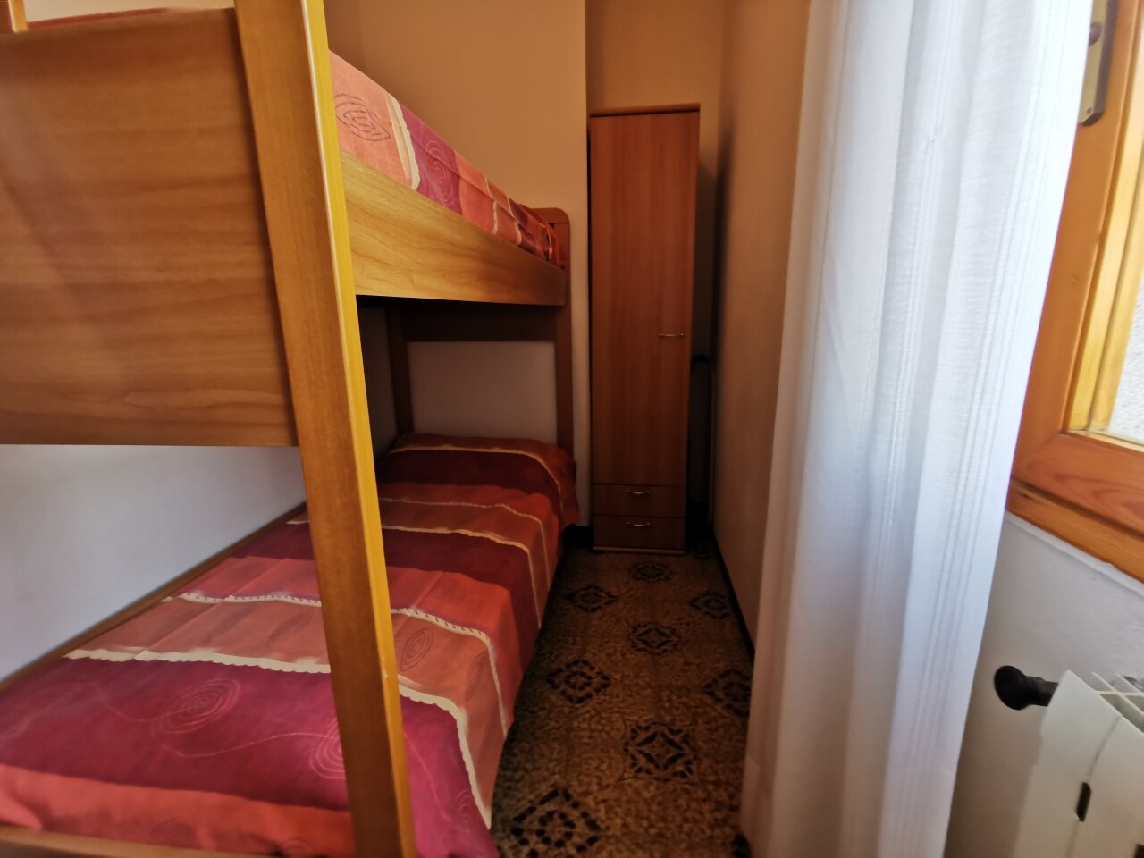 IDEAL APARTMENT ON LAKE GARDA WITH POOL, TENNIS COURT