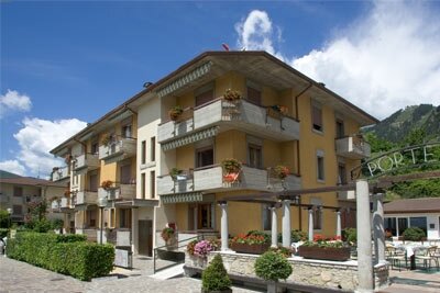 IDEAL APARTMENT ON LAKE GARDA WITH POOL, TENNIS COURT