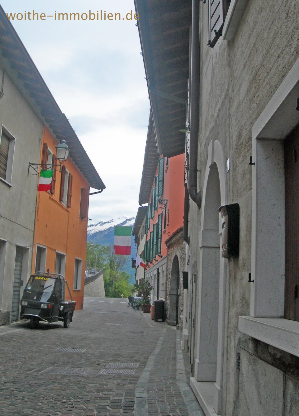 IDEAL APARTMENT ON LAKE GARDA WITH POOL, TENNIS COURT