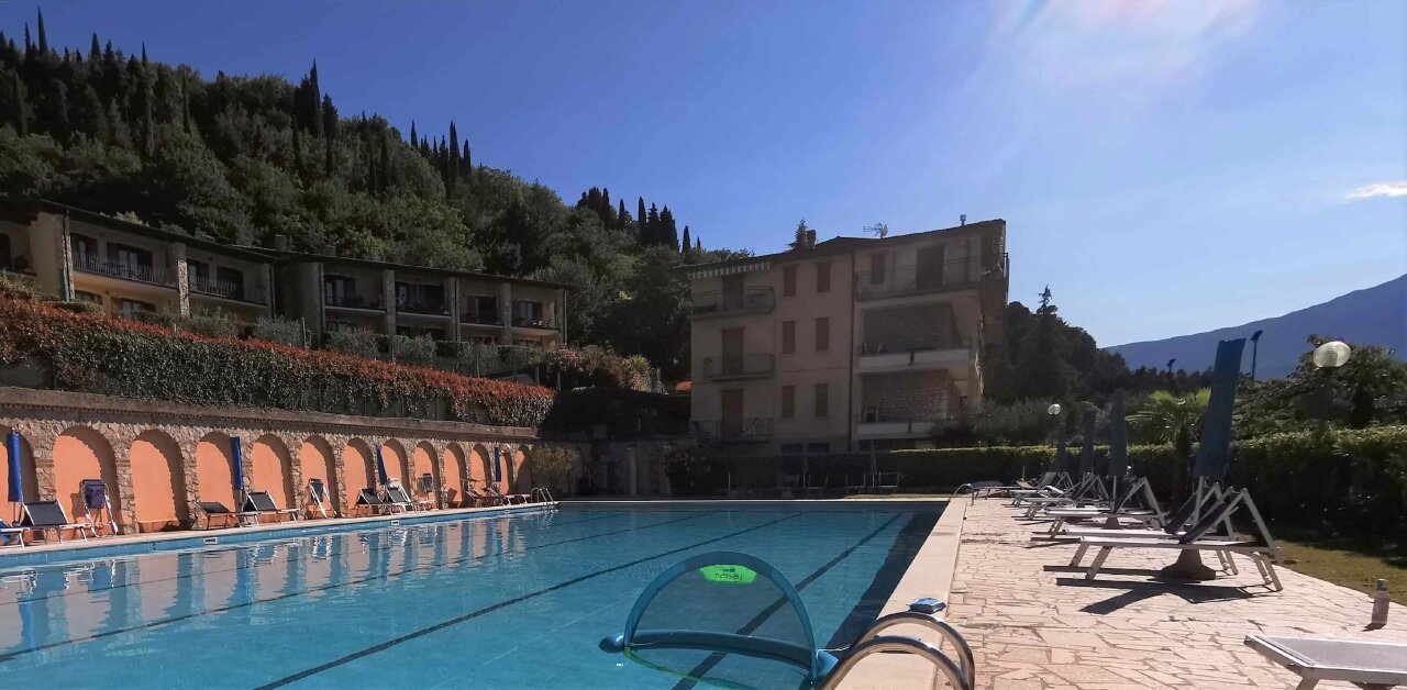IDEAL APARTMENT ON LAKE GARDA WITH POOL, TENNIS COURT