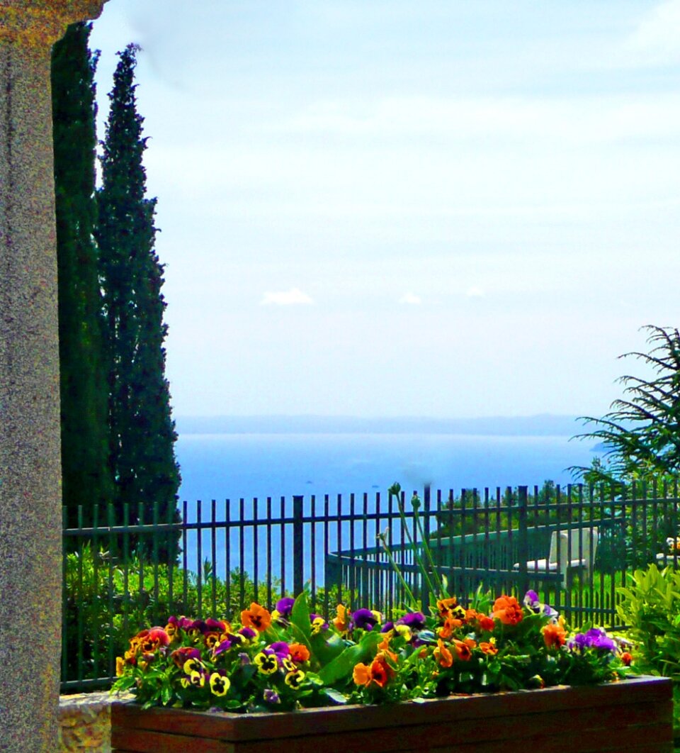 IDEAL APARTMENT ON LAKE GARDA WITH POOL, TENNIS COURT