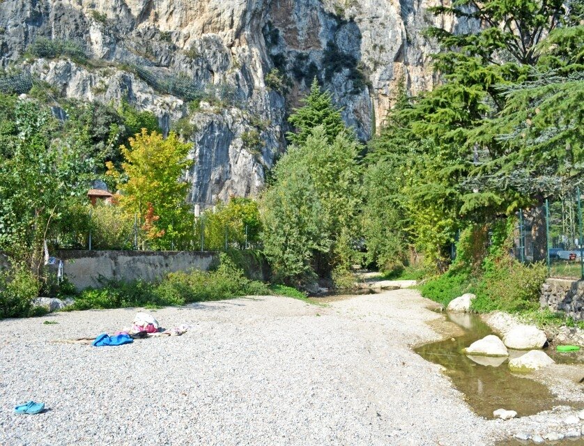 IDEAL APARTMENT ON LAKE GARDA WITH POOL, TENNIS COURT