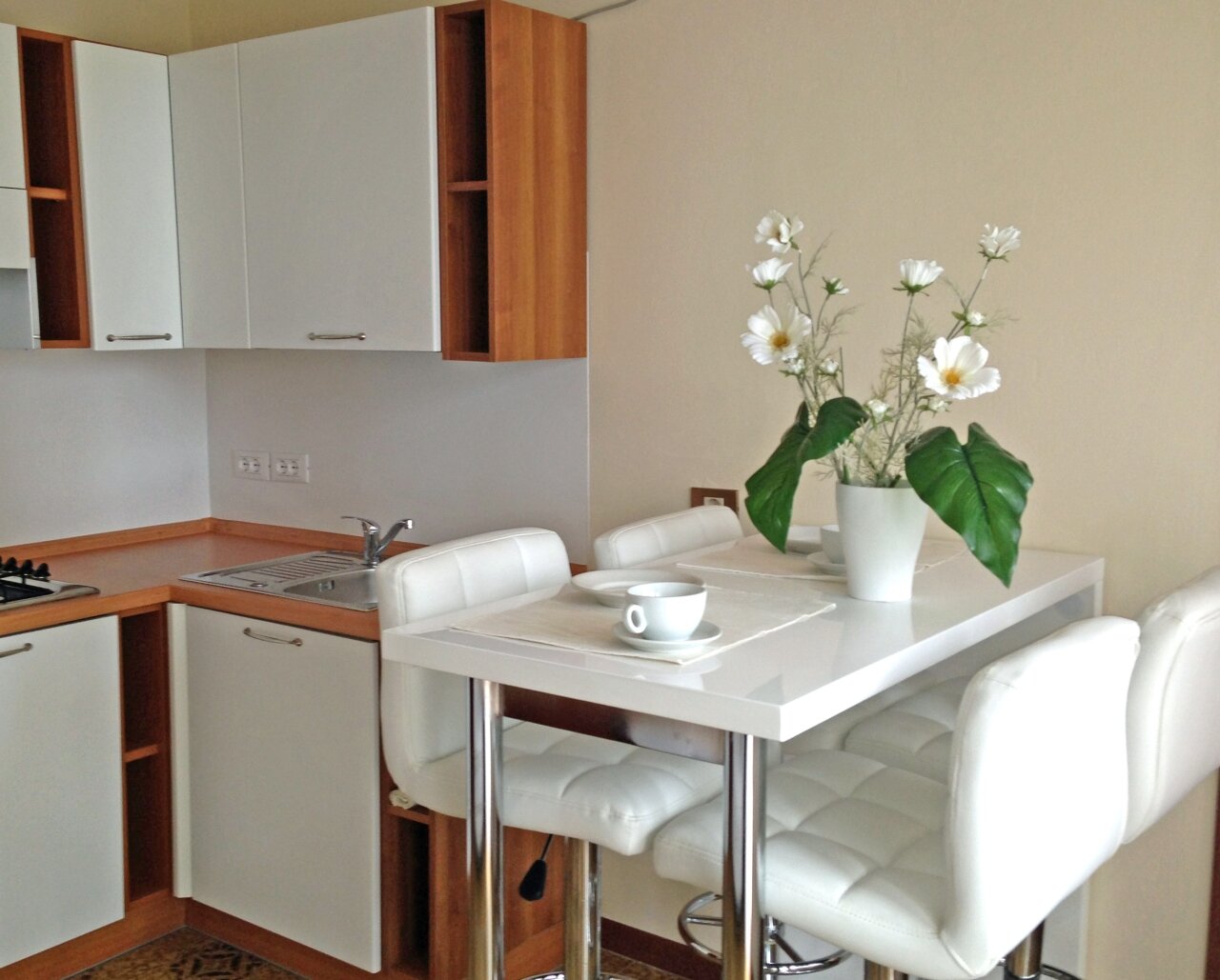 IDEAL APARTMENT ON LAKE GARDA WITH POOL, TENNIS COURT
