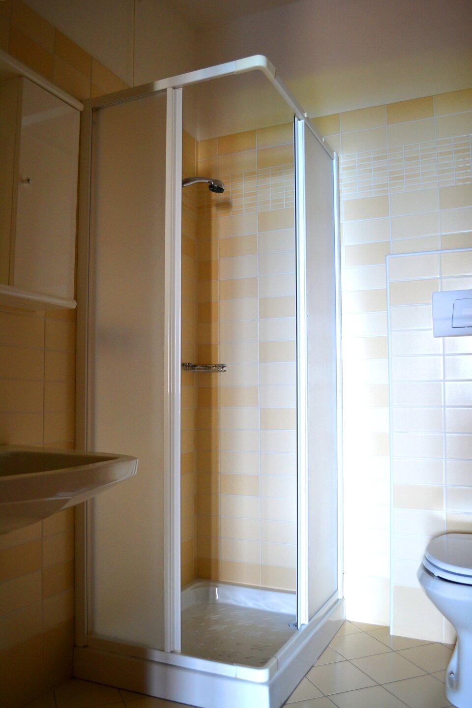 IDEAL APARTMENT ON LAKE GARDA WITH POOL, TENNIS COURT