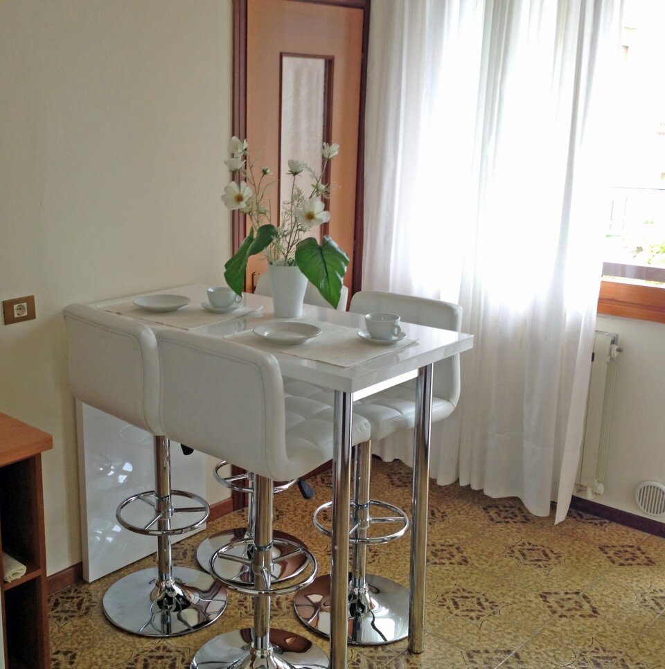 IDEAL APARTMENT ON LAKE GARDA WITH POOL, TENNIS COURT