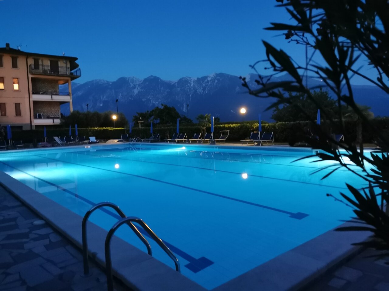 IDEAL APARTMENT ON LAKE GARDA WITH POOL, TENNIS COURT