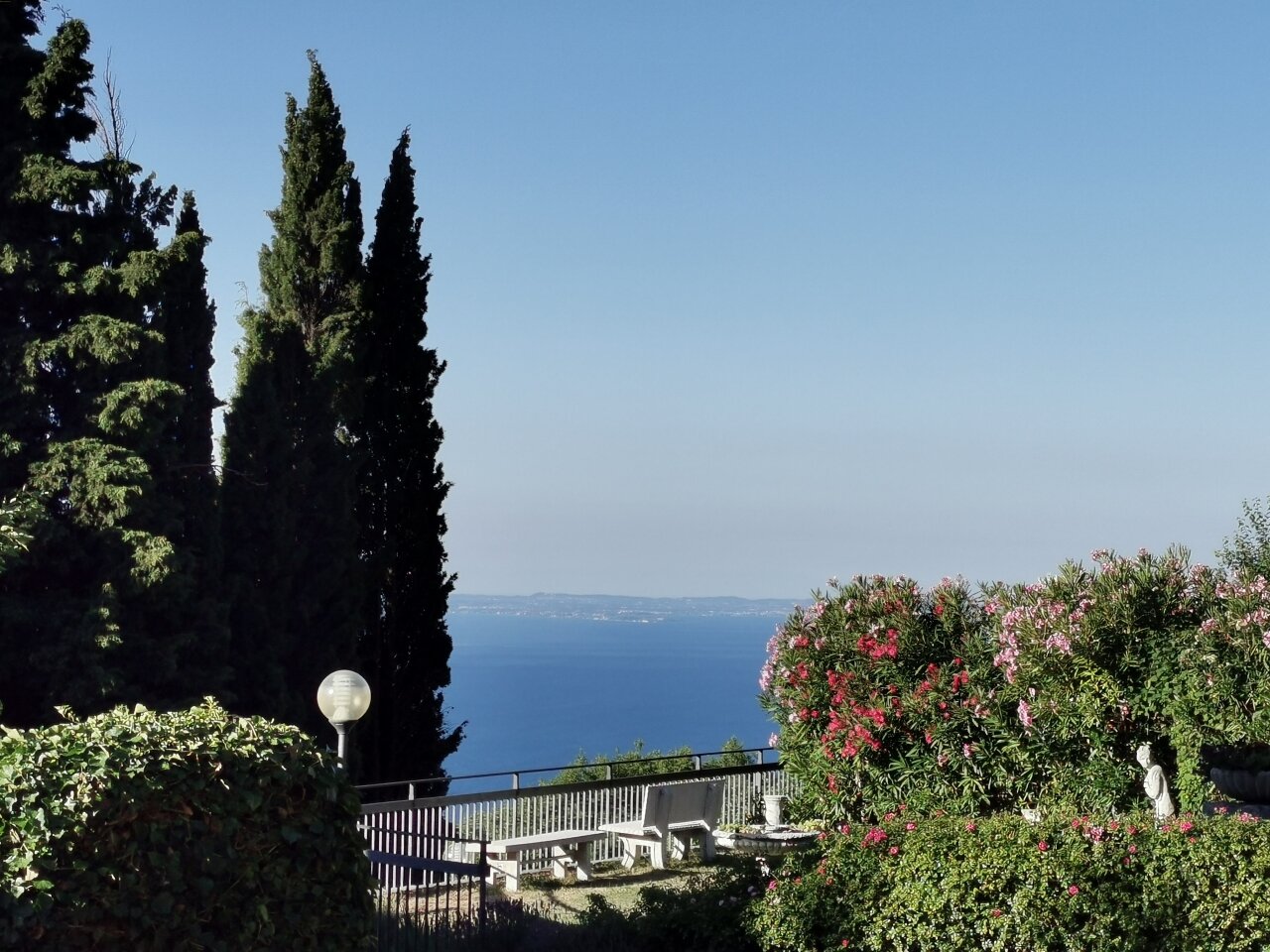 IDEAL APARTMENT ON LAKE GARDA WITH POOL, TENNIS COURT
