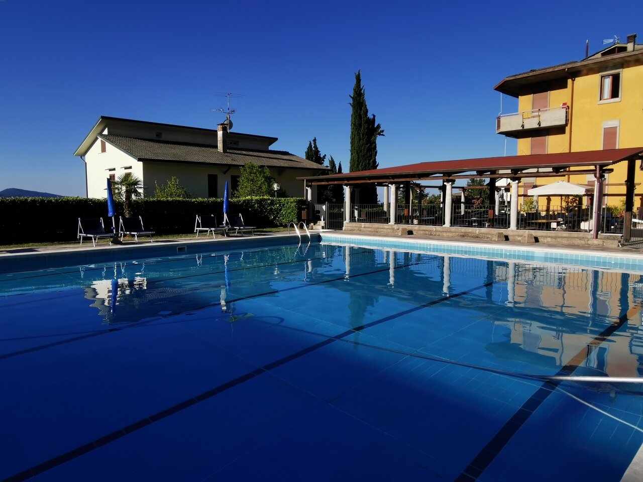 IDEAL APARTMENT ON LAKE GARDA WITH POOL, TENNIS COURT