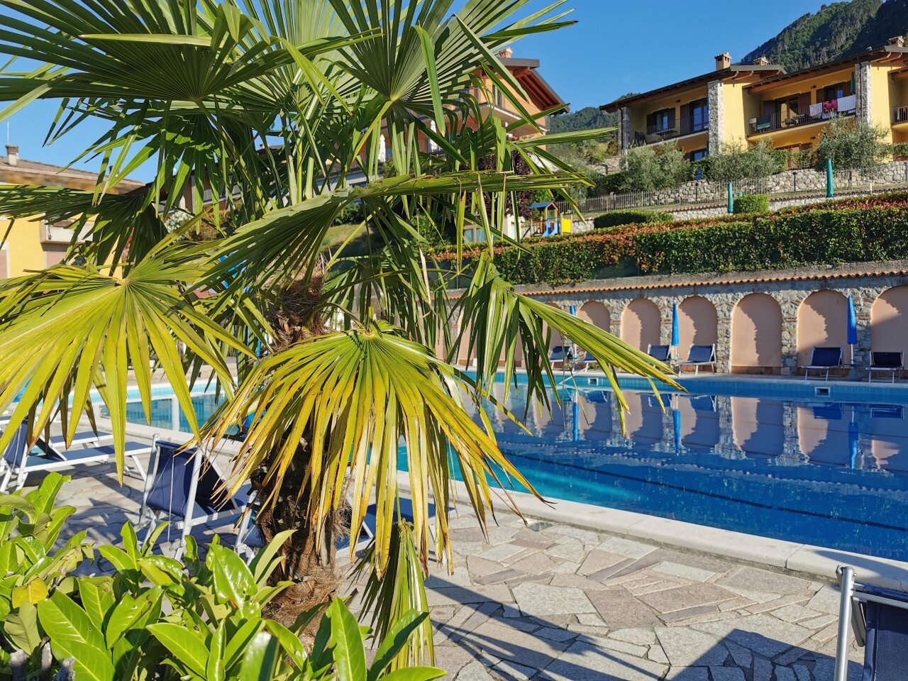 IDEAL APARTMENT ON LAKE GARDA WITH POOL, TENNIS COURT