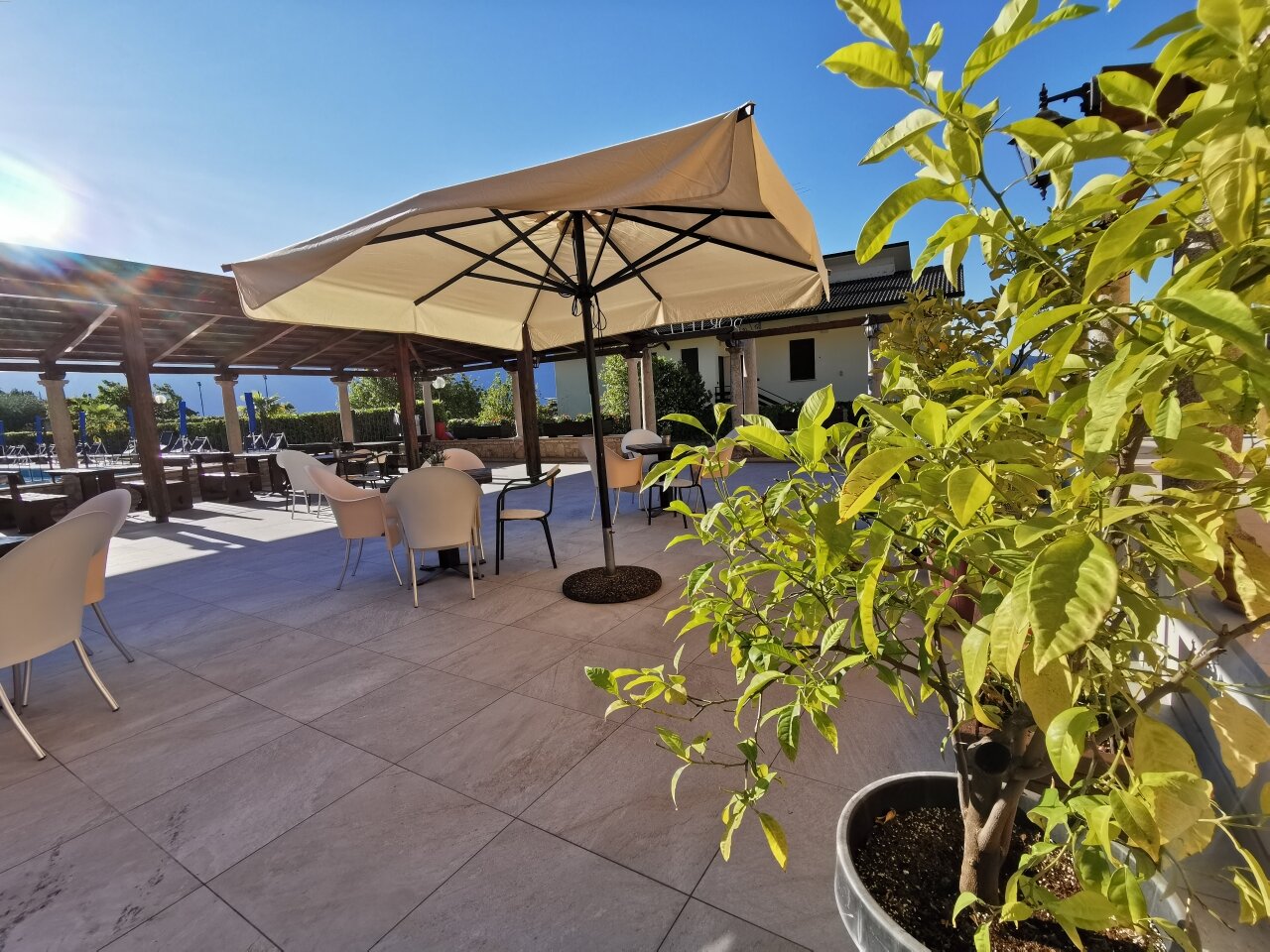 IDEAL APARTMENT ON LAKE GARDA WITH POOL, TENNIS COURT