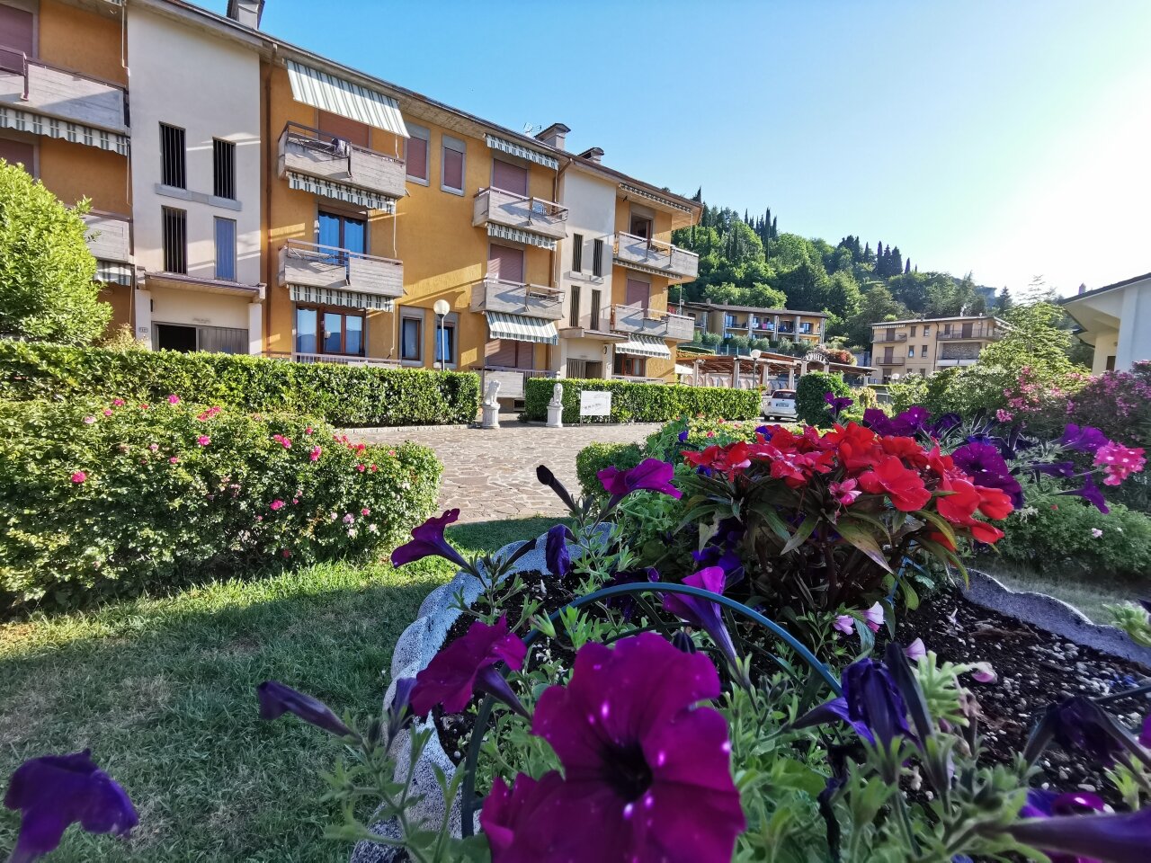 IDEAL APARTMENT ON LAKE GARDA WITH POOL, TENNIS COURT