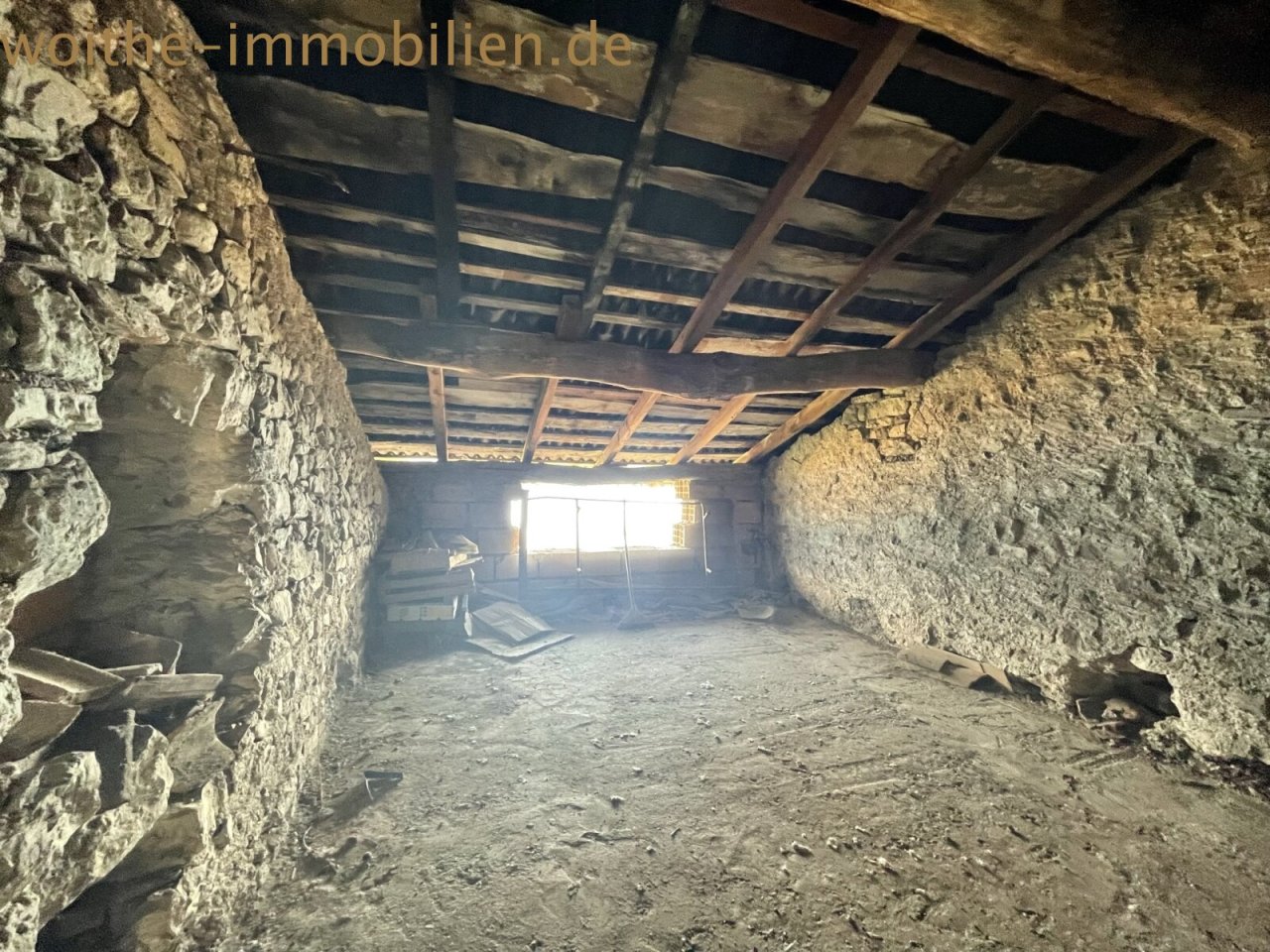 Expansion potential: Historic roof truss with charm awaits your vision! Expansion potential: Historic roof truss with charm awaits your vision!