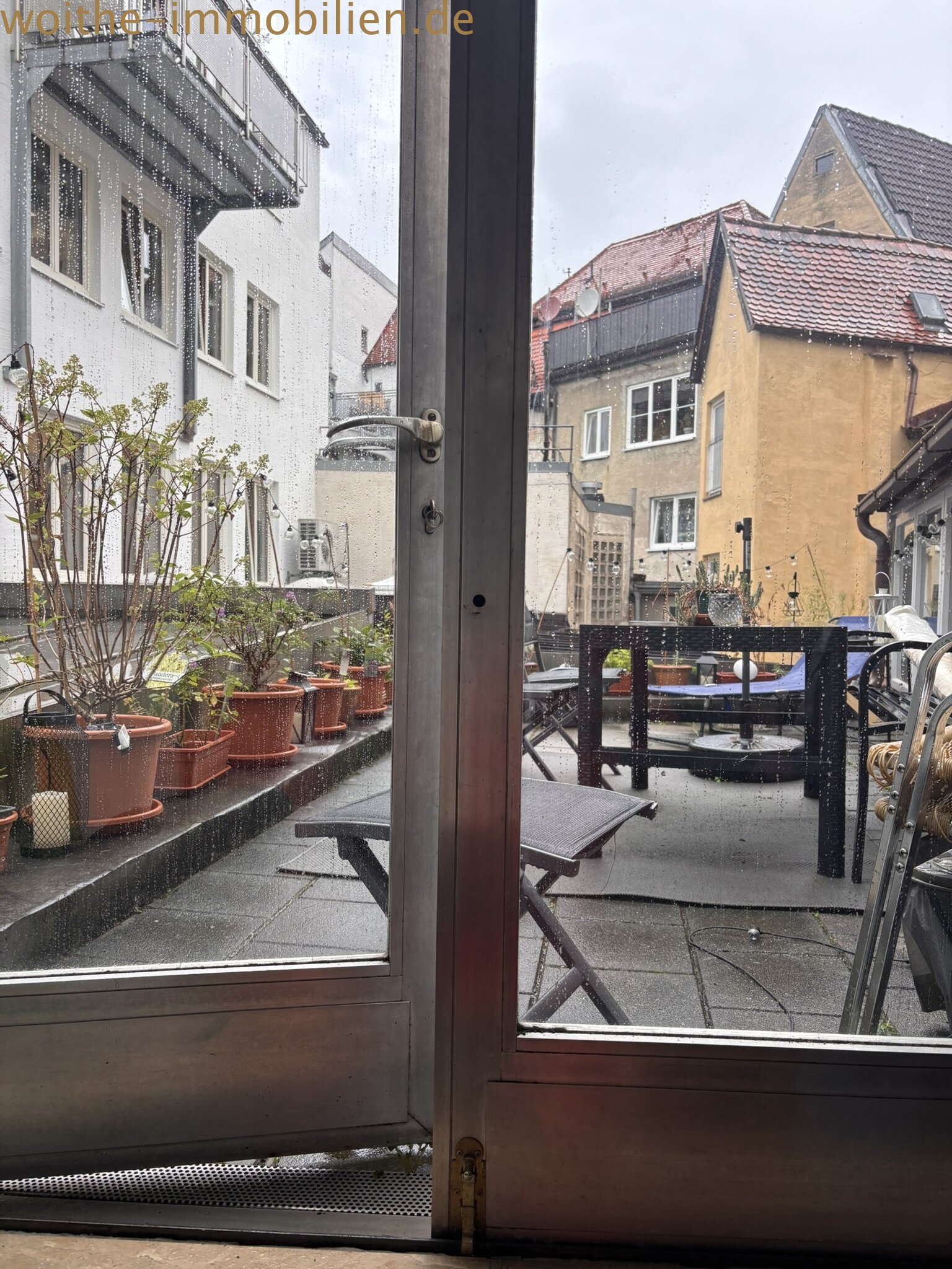Terrace exit with direct access to the private outdoor area – large glass doors for optimal light and seamless room connection Terrace exit with direct access to the private outdoor area – large glass doors for optimal light and seamless room connection