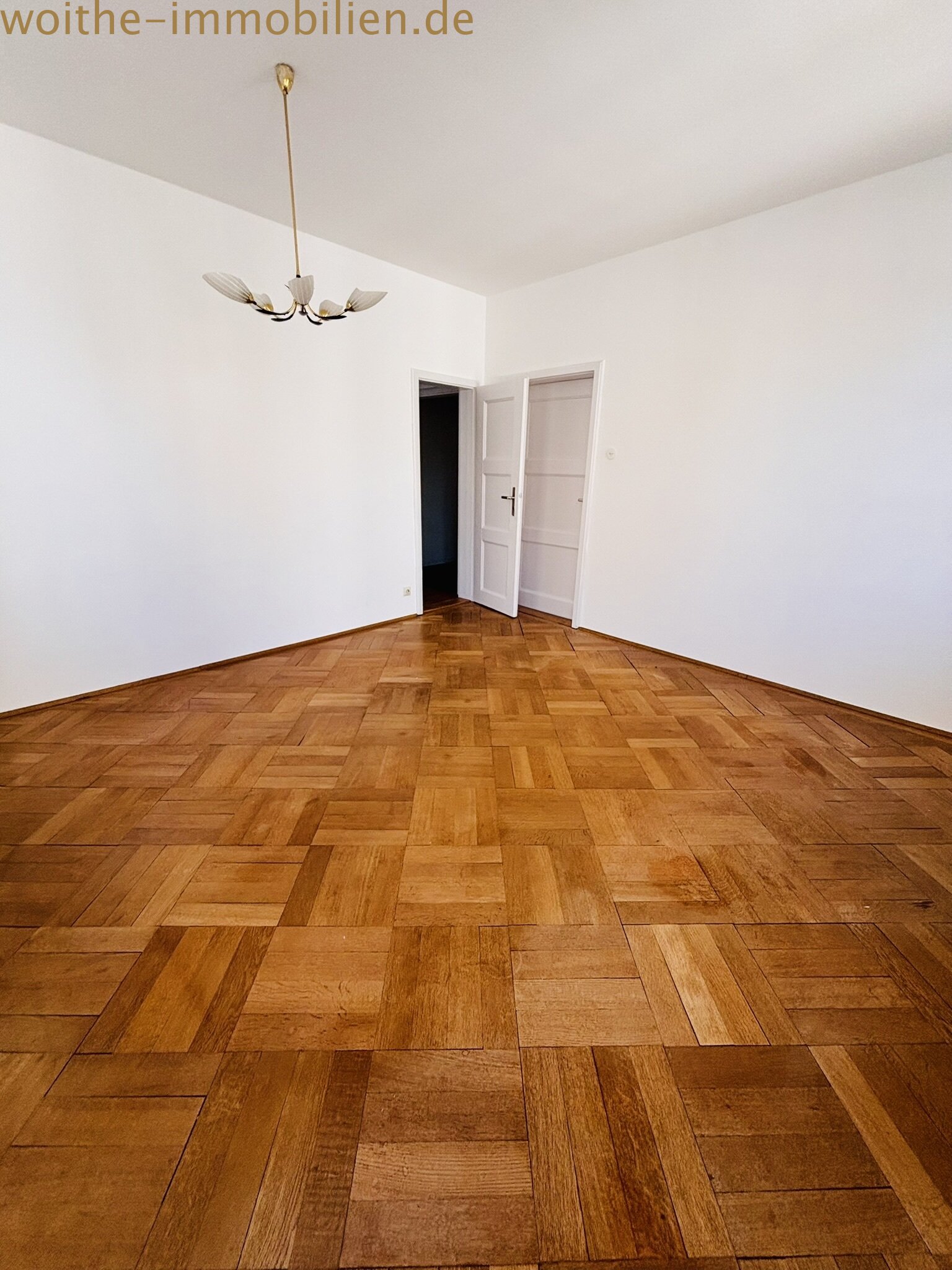 Elegant room with noble herringbone flooring and bright ambiance Elegant room with noble herringbone flooring and bright ambiance