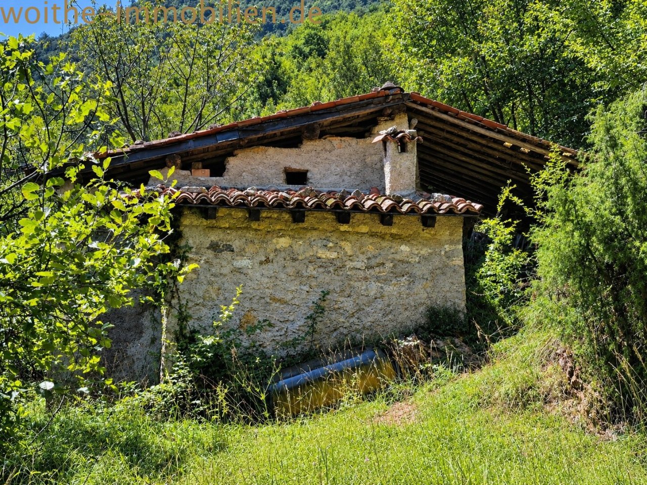 Authentic natural stone masonry with characterful roof trusses Authentic natural stone masonry with characterful roof trusses