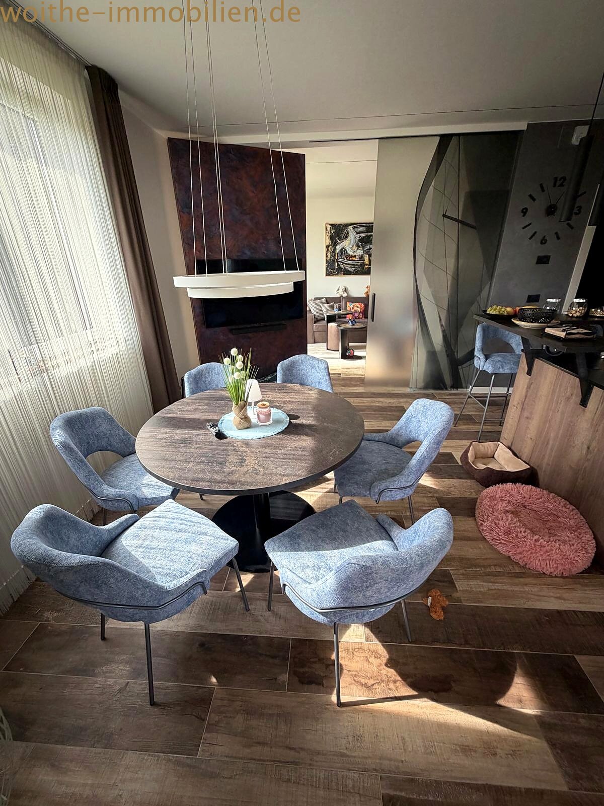 Open living area with seamless transitions – fireplace and kitchen zone harmoniously connected Open living area with seamless transitions – fireplace and kitchen zone harmoniously connected