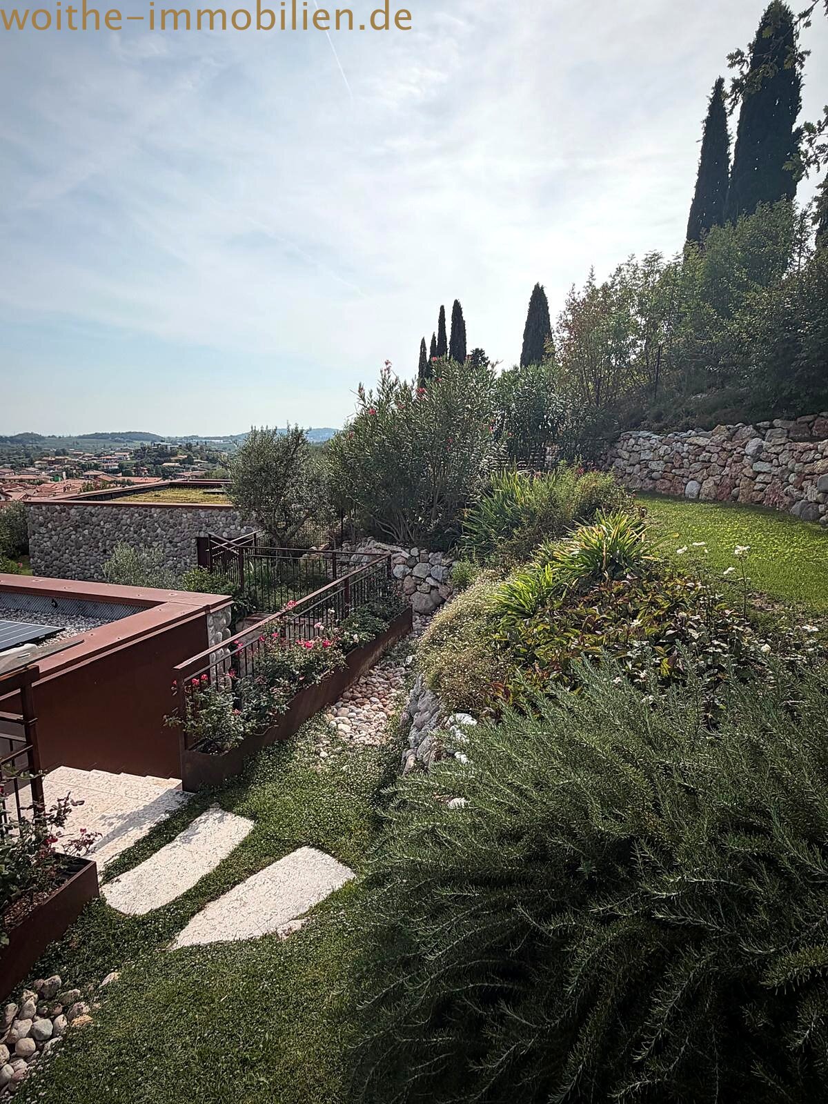 Terrace garden with natural stone walls and panoramic view – ideal for relaxing outdoor spaces Terrace garden with natural stone walls and panoramic view – ideal for relaxing outdoor spaces