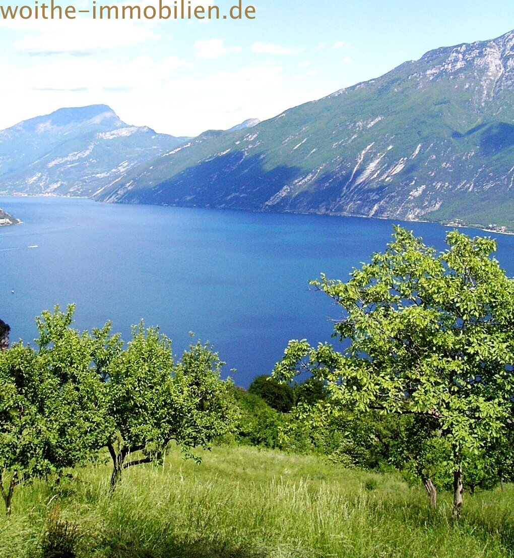 Atemberaubender Weitblick über das tiefblaue Wasser des Gardasees Richtung Malcesine