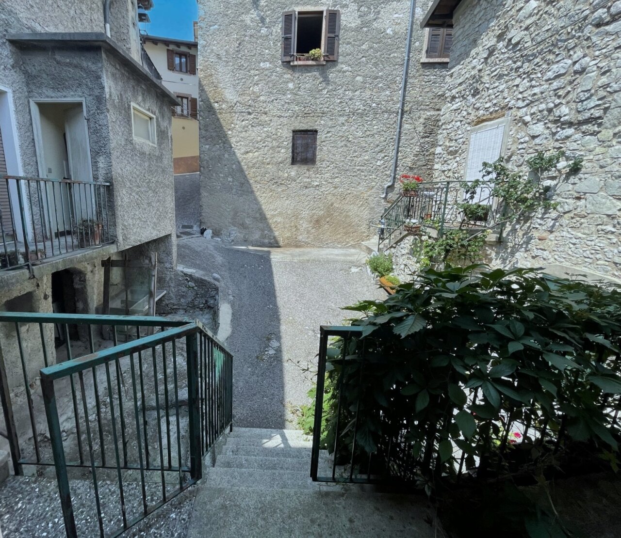 Architettura in pietra naturale affascinante con scala romantica - Casa cittadina mediterranea con carattere e potenziale! Architettura in pietra naturale affascinante con scala romantica - Casa cittadina mediterranea con carattere e potenziale!
