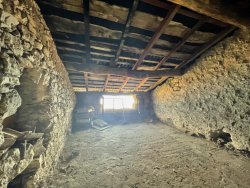 Potenziale di sviluppo: Soffitta rustica con fascino e possibilità di crescita!