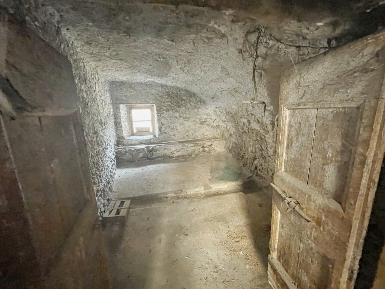 Potenziale da ristrutturare: Diamante grezzo con fascino in attesa della tua visione! Potenziale da ristrutturare: Diamante grezzo con fascino in attesa della tua visione!