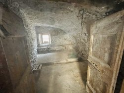 Potenziale da ristrutturare: Diamante grezzo con fascino in attesa della tua visione! Potenziale da ristrutturare: Diamante grezzo con fascino in attesa della tua visione!